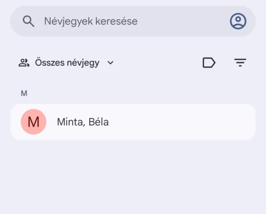 Névjegyek: a szerverről szinkronizált névjegy a listában