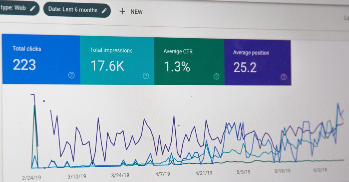 Hogyan befolyásolják a domain nevek a SEO-t? blog OG kép